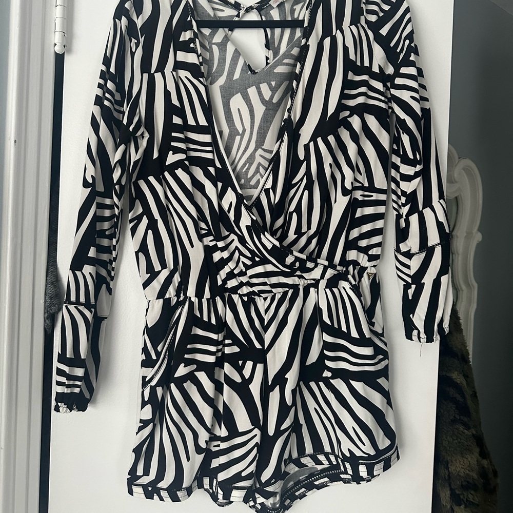 Romper ❤️ Guess sz M